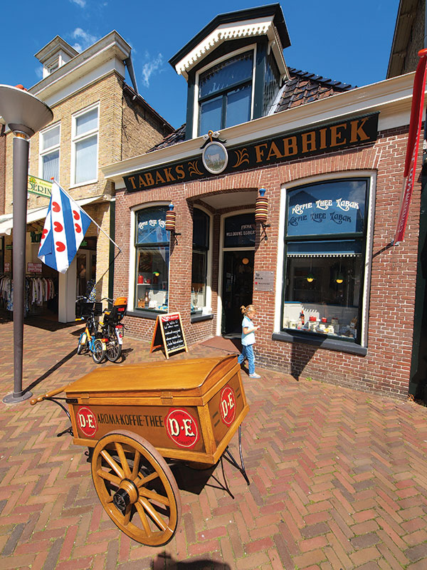 Museum Joure und der authentische Laden „De Witte Os” in der Midstraat (Foto), in dem Egbert Douwes, der Sohn von Douwe Egberts, gemeinsam mit Akke Thijssens den noch heute existierenden Laden mit Kaffee Tee und anderen Kolonialwaren gründete, liegen auf Laufabstand vom Hafen von Joure. Sie können dort traditionell gerösteten 100% Arabica-Kaffee aus Java, der mit einem originalen Probat Kaffeebrenner geröstet  wurde, kaufen. Im Witte Os werden außer dieser „Specialty” auch andere Kaffee- und Teesorten sowie nostalgische Genussmittel, z.B. Süßigkeiten, verkauft.