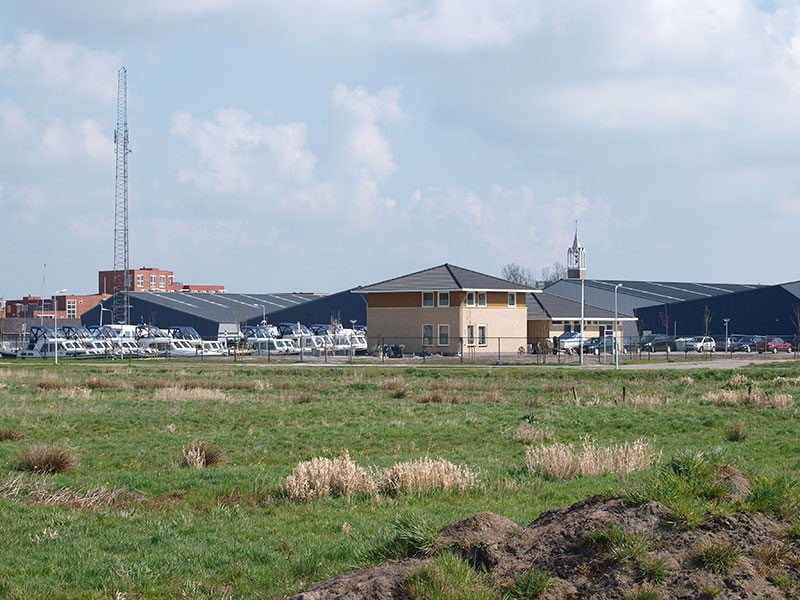 Motorboot Sneek wordt 8, 9 en 10 april 2016 gehouden op de watersportbedrijvenparken Woudvaart en ’t Ges. Een van de deelnemers, Aquanaut Yachting Holland aan de Selfhelpweg op bedrijvenpark Woudvaart, presenteert haar nieuwe Majestic Line naar een ontwerp van Jan Piet Bakker. De werf denkt met de Majestic een grote groep watersporters aan te spreken en bouwt meteen twee uitvoeringen: de 1300 OC met open kuip, en de 1300 AC met achterkajuit. Later volgen 1150 en 1500. Technische gegevens 1300 serie: (lxbxd) Lengte: 13,15 (over alles); breedte: 4,50; diepgang: 1,15 meter; kruiphoogte 3,00 meter, waterverplaatsing 17 t, motorisering Perkins M150 Ti, CE-certificering B. Prijs vanaf € 369.890. 