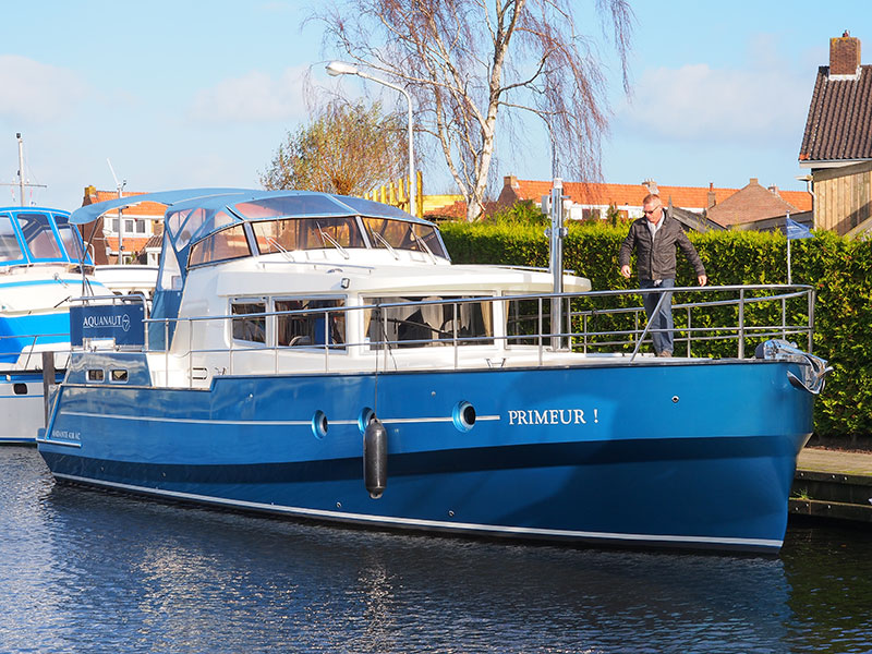 Motorboot Sneek wordt 8, 9 en 10 april 2016 gehouden op de watersportbedrijvenparken Woudvaart en ’t Ges. Een van de deelnemers, Aquanaut Yachting Holland aan de Selfhelpweg op bedrijvenpark Woudvaart, presenteert haar nieuwe Majestic Line naar een ontwerp van Jan Piet Bakker. De werf denkt met de Majestic een grote groep watersporters aan te spreken en bouwt meteen twee uitvoeringen: de 1300 OC met open kuip, en de 1300 AC met achterkajuit. Later volgen 1150 en 1500. Technische gegevens 1300 serie: (lxbxd) Lengte: 13,15 (over alles); breedte: 4,50; diepgang: 1,15 meter; kruiphoogte 3,00 meter, waterverplaatsing 17 t, motorisering Perkins M150 Ti, CE-certificering B. Prijs vanaf € 369.890. 