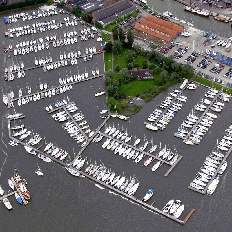 Jachthaven Waterland ligt op loopafstand van de binnenstad van Monnickendam. Zaterdags is er markt van 8.00 tot 14.00 uur. Elk half uur rijdt er een bus naar het centrum van Amsterdam.