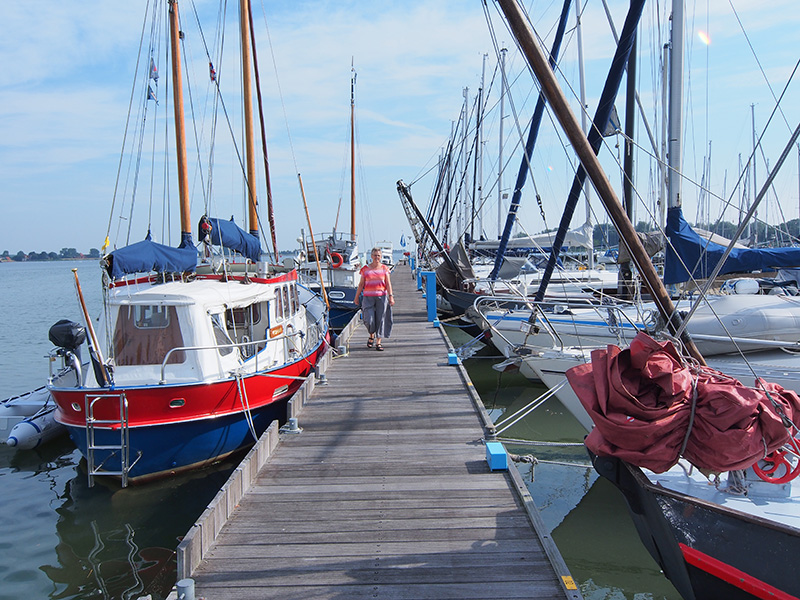 Jachthaven Waterland ligt op loopafstand van de binnenstad van Monnickendam. Zaterdags is er markt van 8.00 tot 14.00 uur. Elk half uur rijdt er een bus naar het centrum van Amsterdam.