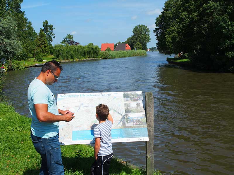 De Noordelijke Elfstedenvaarroute is landschappelijk gezien de tegenhanger van de Turfroute. De eerste voert door uitgestrekte kleigebieden met een interessante 5.000 jaar oude bewoningshistorie (terpen) en weinig bomen, de tweede door het bosrijke Zuidoost Friesland.