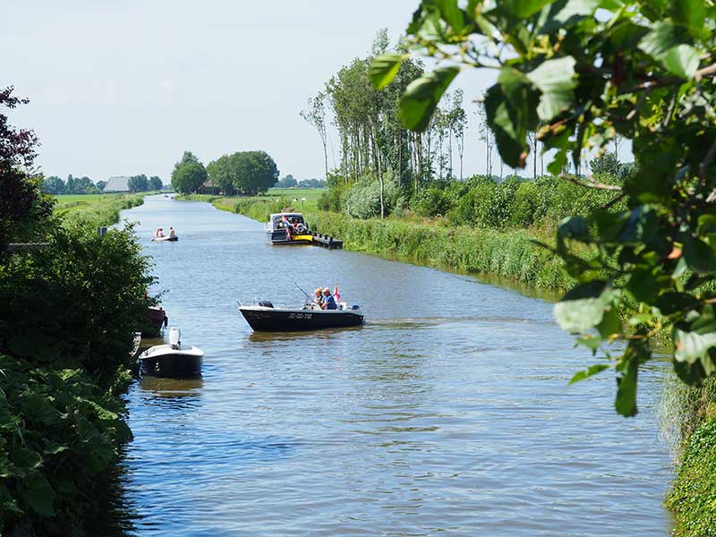 De Noordelijke Elfstedenvaarroute maakt het sinds 2013 mogelijk dat plezierkapiteins het spoor van beroemde schaatsers volgen.   
