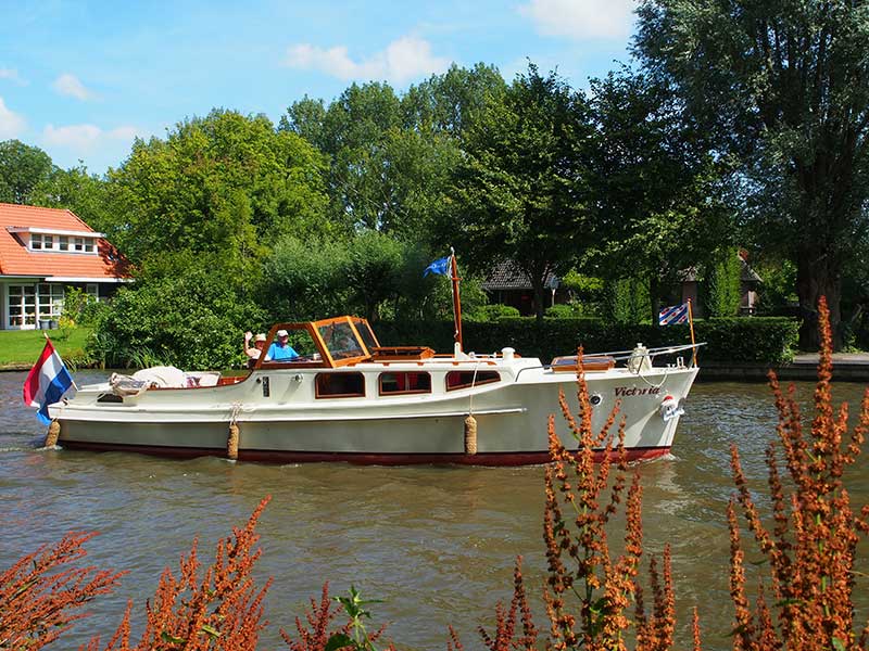 De Noordelijke Elfstedenvaarroute moet je gevaren hebben, vinden watersporters Jouke van der Werff (transportondernemer: www.vdwerff.nl) en zijn echtgenote uit Reduzum. Fries Nieuws ontmoette het echtpaar 5 augustus 2015 op het terras van Koffie- en theeschenkerij Bartlehiem waar ze hun mooie klassieker Victoria afgemeerd hadden.