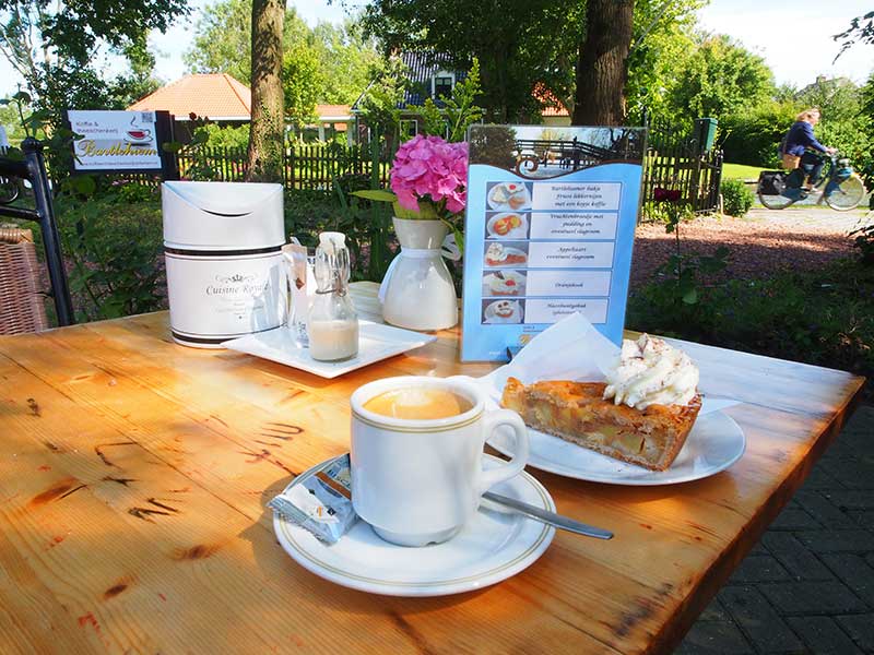 De Noordelijke Elfstedenroute is rijk aan terpen, terrasjes, smakelijke verrassingen, unieke winkeltjes, ateliers en..... originele Friese streekproducten! 