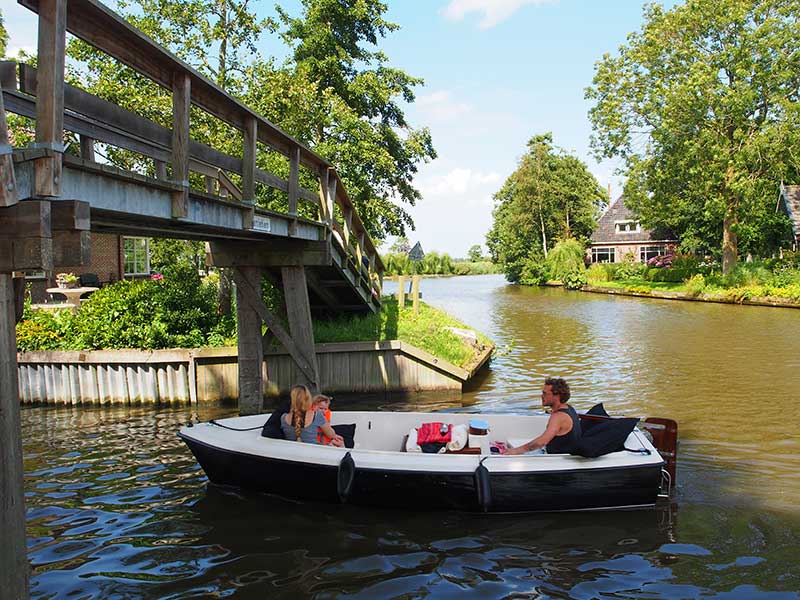 De Noordelijke Elfstedenvaarroute is landschappelijk gezien de tegenhanger van de Turfroute. De eerste voert door uitgestrekte kleigebieden met een interessante 5.000 jaar oude bewoningshistorie (terpen) en weinig bomen, de tweede door het bosrijke Zuidoost Friesland.