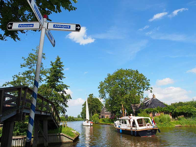 De Noordelijke Elfstedenvaarroute is landschappelijk gezien de tegenhanger van de Turfroute. De eerste voert door uitgestrekte kleigebieden met een interessante 5.000 jaar oude bewoningshistorie (terpen) en weinig bomen, de tweede door het bosrijke Zuidoost Friesland.