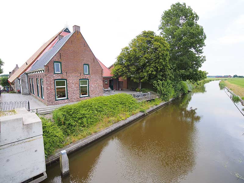 De Noordelijke Elfstedenvaarroute is landschappelijk gezien de tegenhanger van de Turfroute. De eerste voert door uitgestrekte kleigebieden met een interessante 5.000 jaar oude bewoningshistorie (terpen) en weinig bomen, de tweede door het bosrijke Zuidoost Friesland.