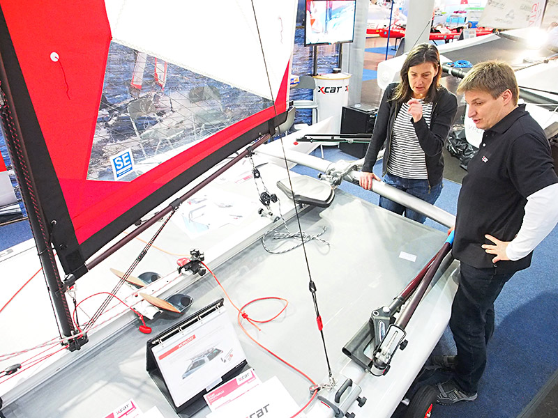 Jochem Bierma, een in Oostenrijk uitvindende en ondernemende Fries, introduceert nog deze zomer zijn multi-sport-catamaran in Friesland onder de naam X-cat.