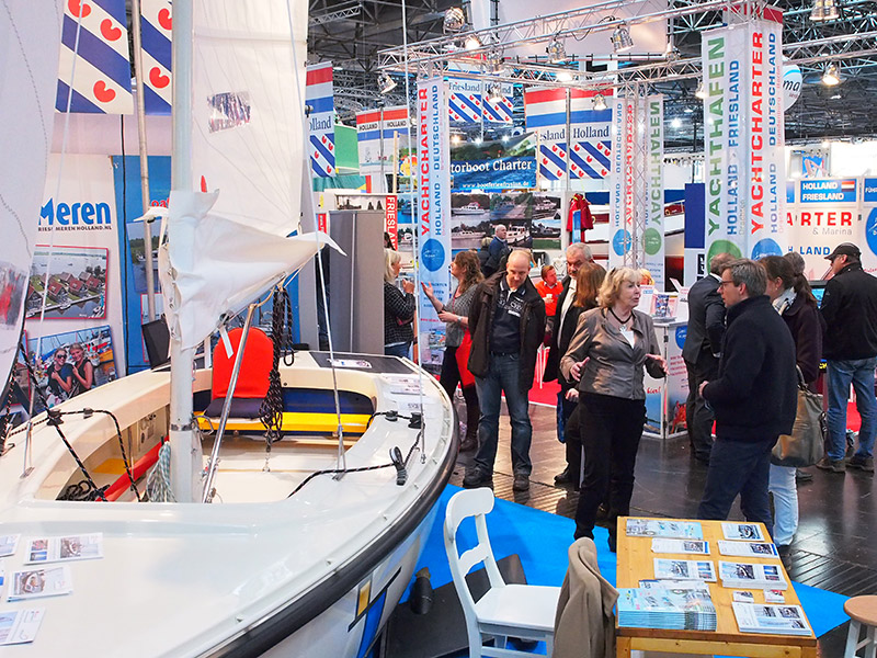 Van Boot Düsseldorf naar Boot Holland, de Friesland Holland Sailing Boat of the Year 2016, de nieuwe Motion 670 E(lectric) van Hoora Watersport uit Heeg met zonnepanelen, elektromotor in de kiel en een uitgebalanceerde maststrijkinstallatie voor eenpersoonsbediening. Vera Meijer, die met haar dochter Eva Hoora Watersport runt, geeft belangstellende bezoekers tekst en uitleg over de vele bijzonderheden van de nieuwe Motion, onder- en bovendeks.