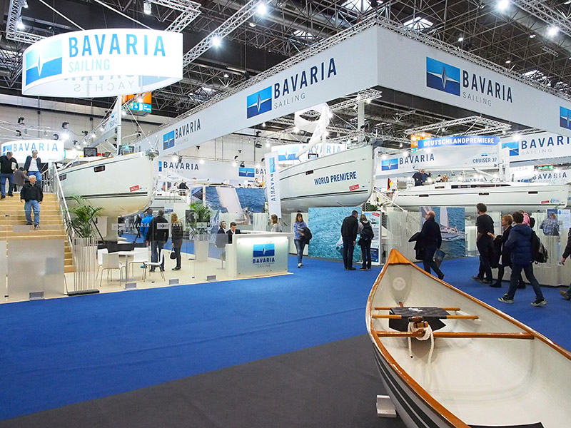 Hal 17 van Boot Düsseldorf. Waar custom built stalen motorjachten uit Nederland hadden moeten staan, stond een zee aan polyester jachten van de Duitse werf Bavaria.