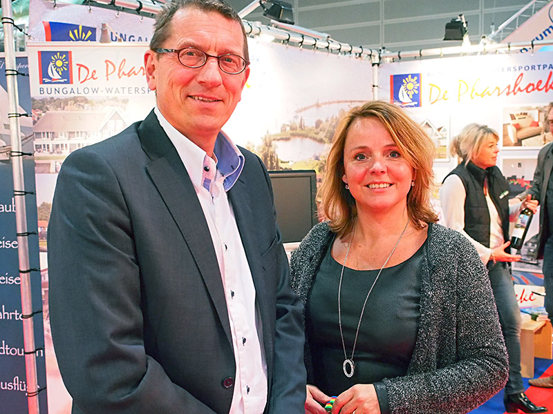 Wethouder Maarten Offinga van de gemeente Súdwest-Fryslân (Sneek) was ook een dagje op Boot Düsseldorf, hier in goed gezelschap van Bregina van Straten van Yachtcharter van Straten in Sneek. Mevrouw Van Straten zorgt er met de gemeente voor dat Sneker bedrijven goed vertegenwoordigd zijn op Boot Düsseldorf.