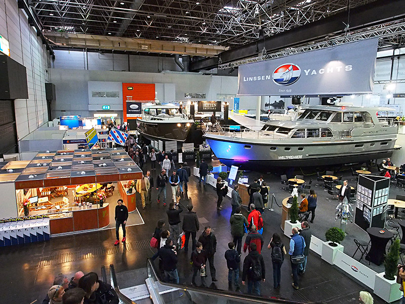 Hal 17 van Boot Düsseldorf. Rechts jachtwerf Linssen en links de stand van pleziervaartuigenverzekeraar Kuiper uit Heerenveen. Beide ondernemingen staan ook op de komende Boot Holland in Leeuwarden.