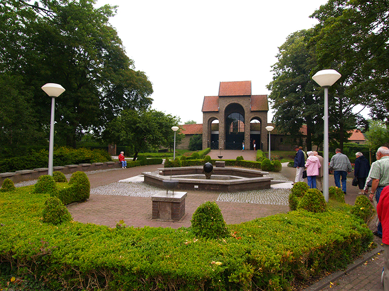 De Bonifatiusbron. Het wonder van het ontstaan van een zoete bron op een terp werd aan Bonifatius toegeschreven. Volgens de biograaf Willibald struikelde het paard van administrator Abba na Bonifatius' dood op een Friese terp, waarna op die plek een bron ontsprong. Het centrum van de verering van Bonifatius ligt echter niet in Friesland. Na een kort verblijf in de Sint-Salvatorkerk in Utrecht en later in Mainz werd het stoffelijk overschot van Bonifatius overgebracht naar de abdij van Fulda, waar het in een kist onder het hoofdaltaar van de kathedraal werd begraven. Sinds het midden van de negentiende eeuw is Fulda één van de belangrijkste plaatsen van het Duitse katholicisme: elk jaar komen de Duitse bisschoppen samen bij Bonifatius’ graf.