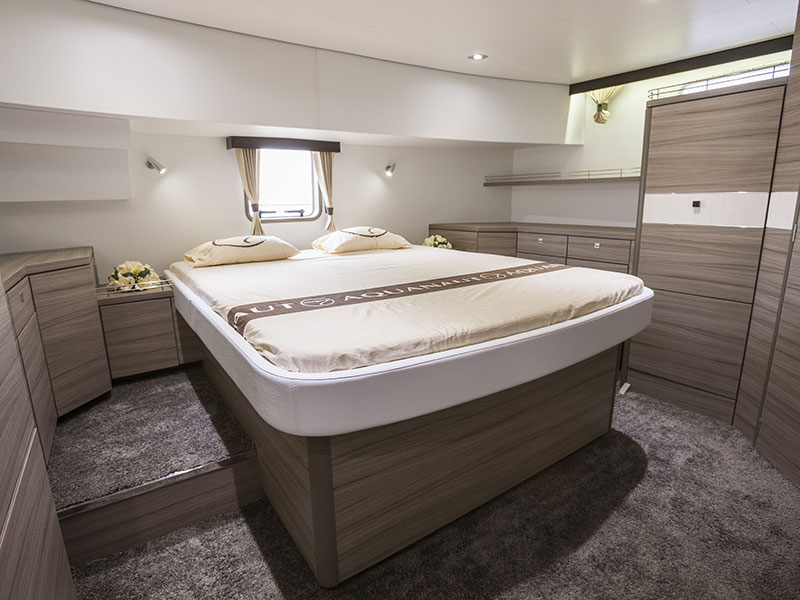 De opbouw en indeling van de Andante 438 AC (Aft Cabin, achterkajuit) is volledig anders dan die van de Andante 438 OC (Open Cabin, open kuip). De AC heeft standaard twee badkamers en drie slaapkamers — waarvan één een grote Master Bedroom is — verdeeld over een voor-, midden- en achterhut. 