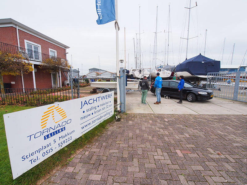 Jachtwerf en charterbasis en jachtmakelaardij Tornado Sailing aan de Stienplaat in Makkum.