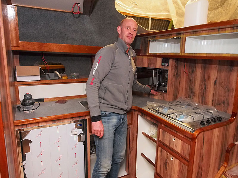 Ook werfbaas Pieter Wind zelf moet flink aan de bak om het vijfsterrenschip Minerva op tijd klaar te hebben voor het nieuwe seizoen dat al over een paar maanden, maart 2016, begint.