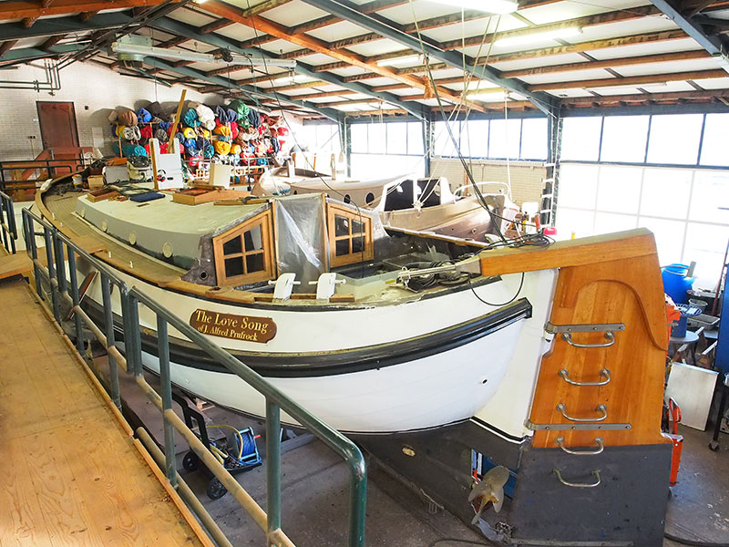 Mede-eigenaar Harry Koekebakker is een allround onderhoudsman, maar meubelmakerij is zijn specialisme. Hij betimmerde bijna alle 29 platbodemzeiljachten die Heech by de Mar in de verhuur heeft. Momenteel is hij druk met een ingrijpende restauratie van een 20 jaar oude aak, The Love Song, die niet door Heech by de Mar gebouwd is. De refit is vrij prijzig, mede vanwege maatregelen die moeten voorkomen dat de boot weer te gauw aan groot onderhoud toe is. “De boot gaat uiteindelijk weer als nieuw te water,” zegt Harry, die met zijn broer Martin op Boot 2016 in Düsseldorf (23-31 jan. 2016) een Lemsteraak in motorjachtuitvoering tonen. Deze boot, de Lepelaar, is geschikt voor het varen van de hele Elfstedenroute, precies zoals schaatsers hem in een strenge winter rijden. De heren staan op het Friesland Holland Plaza, standnummer 14 E 21.