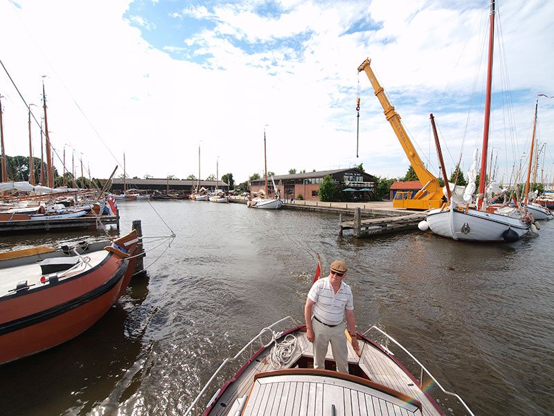 Van meerdere kanten bekeken: de grote haven van Heech by de Mar, een meeting point van de mooiste klassieke plezierjachten van Nederland. 