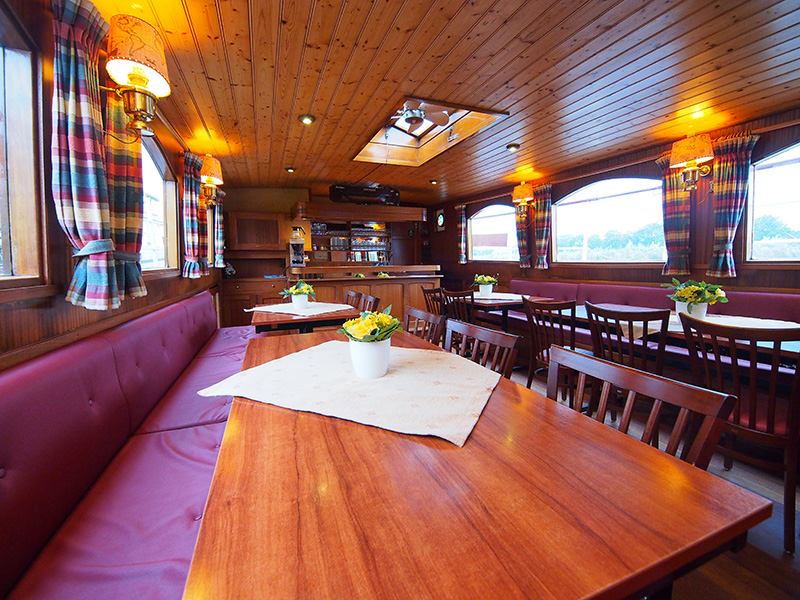 Een kijkje aan boord van de rijk betimmerde Stella Frisia, de boot van kapiteit Renske Koopmans en haar echtgenoot Holger Henning, ook kapitein. Renske leerde Holger uit het Duitse Hannover 30 jaar geleden kennen als gast, als leerling van een Duitse school die een zeiltocht door Friesland maakte.