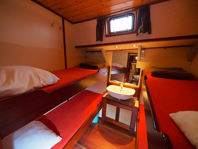 Een kijkje aan boord van de rijk betimmerde Stella Frisia, de boot van kapiteit Renske Koopmans en haar echtgenoot Holger Henning, ook kapitein. Renske leerde Holger uit het Duitse Hannover 30 jaar geleden kennen als gast, als leerling van een Duitse school die een zeiltocht door Friesland maakte.