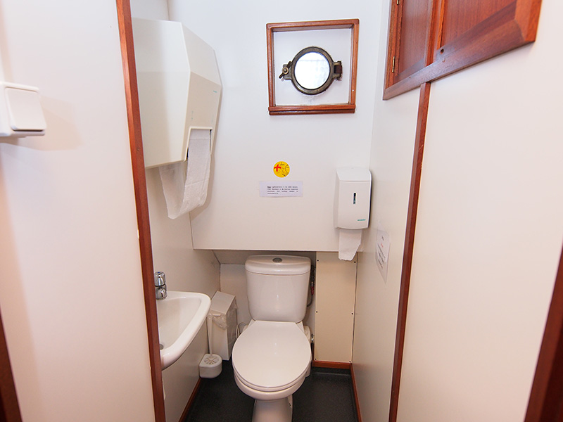 Een kijkje aan boord van de rijk betimmerde Stella Frisia, de boot van kapiteit Renske Koopmans en haar echtgenoot Holger Henning, ook kapitein. Renske leerde Holger uit het Duitse Hannover 30 jaar geleden kennen als gast, als leerling van een Duitse school die een zeiltocht door Friesland maakte.