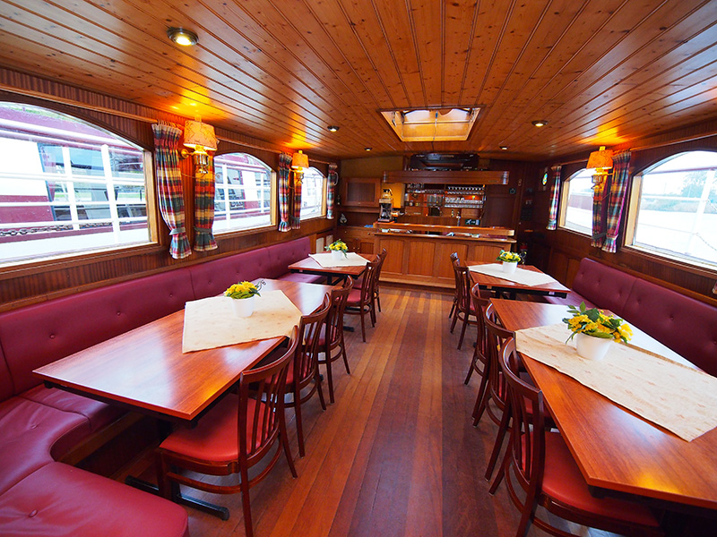 Een kijkje aan boord van de rijk betimmerde Stella Frisia, de boot van kapiteit Renske Koopmans en haar echtgenoot Holger Henning, ook kapitein. Renske leerde Holger uit het Duitse Hannover 30 jaar geleden kennen als gast, als leerling van een Duitse school die een zeiltocht door Friesland maakte.