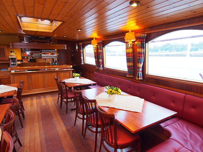 Een kijkje aan boord van de rijk betimmerde Stella Frisia, de boot van kapiteit Renske Koopmans en haar echtgenoot Holger Henning, ook kapitein. Renske leerde Holger uit het Duitse Hannover 30 jaar geleden kennen als gast, als leerling van een Duitse school die een zeiltocht door Friesland maakte.