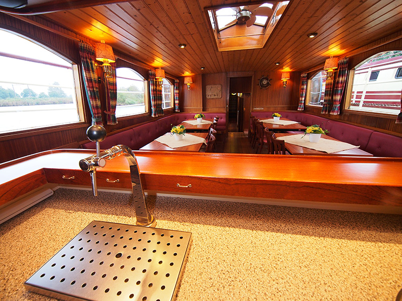 Een kijkje aan boord van de rijk betimmerde Stella Frisia, de boot van kapiteit Renske Koopmans en haar echtgenoot Holger Henning, ook kapitein. Renske leerde Holger uit het Duitse Hannover 30 jaar geleden kennen als gast, als leerling van een Duitse school die een zeiltocht door Friesland maakte.