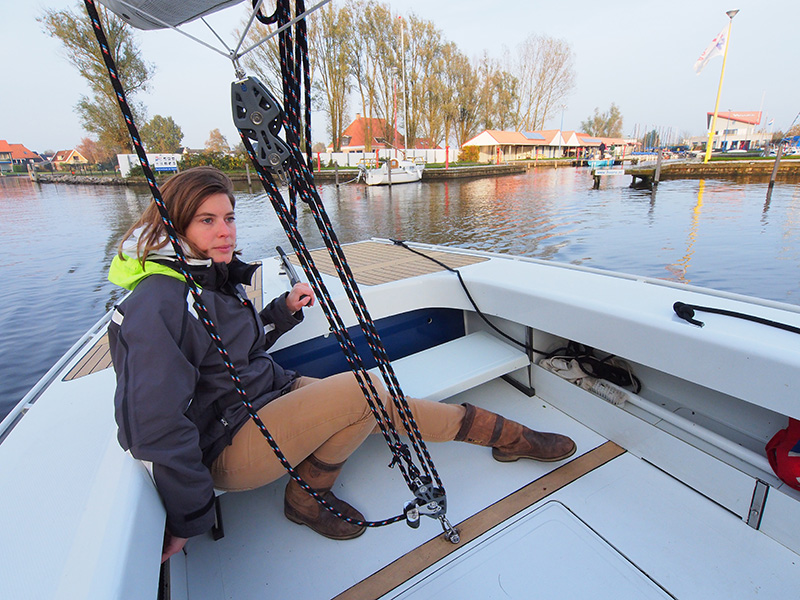 Zeilen in het vroege voorjaar, late najaar of zelfs in de winter? Het kan veilig met de zeer stabiele Motion 670, zegt Eva Meijer. Fotografie: Friesland Holland Nieuwsdienst, Albert Hendriks.