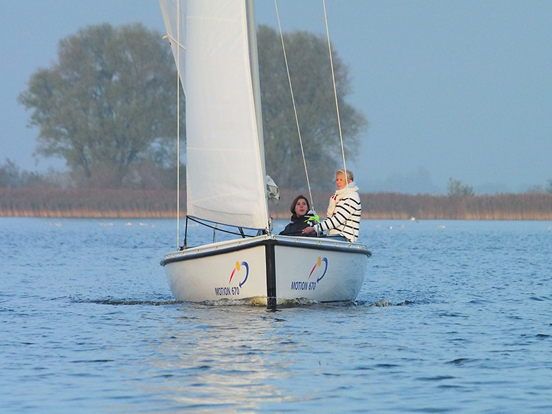 Zeilen in het vroege voorjaar, late najaar of zelfs in de winter? Het kan veilig met de zeer stabiele Motion 670, zegt Eva Meijer. Fotografie: Friesland Holland Nieuwsdienst, Albert Hendriks.