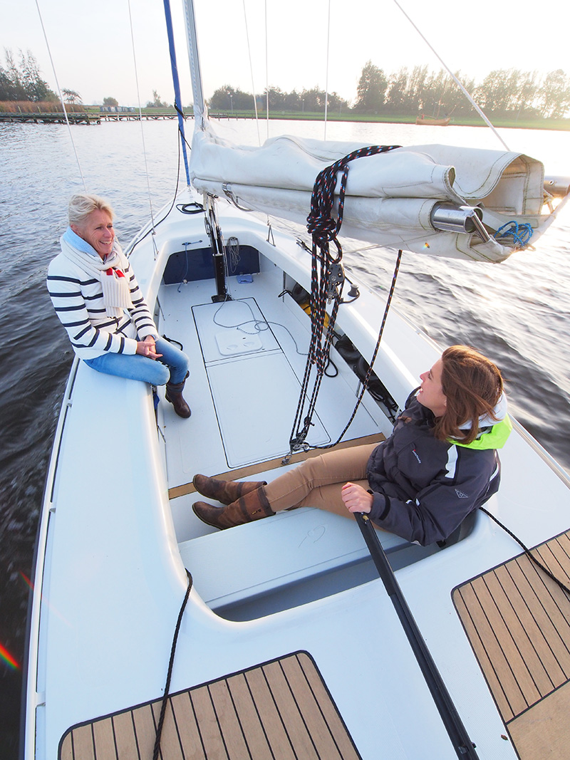 Zeilen in het vroege voorjaar, late najaar of zelfs in de winter? Het kan veilig met de zeer stabiele Motion 670, zegt Eva Meijer. Fotografie: Friesland Holland Nieuwsdienst, Albert Hendriks.