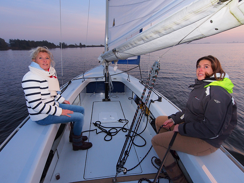 Frisian Autumn, Friese herfst op 31 oktober 2015 aan boord van de Motion 670 met Weduwe Joustra (Heleen Sonnenberg, met shawl) en Eva Meijer. Fotografie: Friesland Holland Nieuwsdienst, Albert Hendriks.