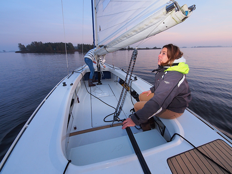 Frisian Autumn, Friese herfst op 31 oktober 2015 aan boord van de Motion 670 met Weduwe Joustra (Heleen Sonnenberg, met shawl) en Eva Meijer. Fotografie: Friesland Holland Nieuwsdienst, Albert Hendriks.