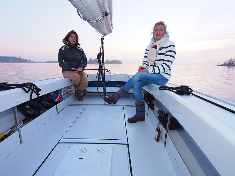 Frisian Autumn, Friese herfst op 31 oktober 2015 aan boord van de Motion 670 met Weduwe Joustra (Heleen Sonnenberg, met shawl) en Eva Meijer. Fotografie: Friesland Holland Nieuwsdienst, Albert Hendriks.
