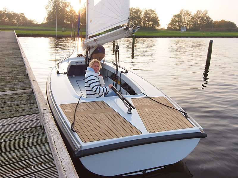 Frisian Autumn, Friese herfst op 31 oktober 2015 aan boord van de Motion 670 met Weduwe Joustra (Heleen Sonnenberg, met shawl) en Eva Meijer. Fotografie: Friesland Holland Nieuwsdienst, Albert Hendriks.