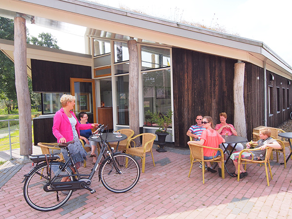 Openlucht-veenmuseum It Damshûs ligt direct aan het Polderhoofdkanaal en trekt nu meer publiek: boottoeristen.