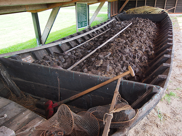 Openlucht-veenmuseum It Damshûs ligt direct aan het Polderhoofdkanaal en trekt nu meer publiek: boottoeristen.