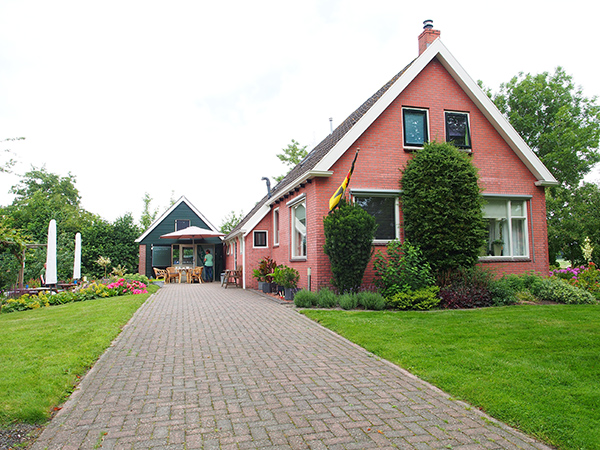 Een kijkje in de theetuin, groentetuin en keuken van Siepie de Jong en Franke Kooiker, Leppedijk 9, Nij Beets. Mevrouw De Jong maakt een hele reeks gezonde en zeer smakelijke streekproducten van eigen erf en tientallen soorten origineel gebak, zoals Appelkruimel met walnoten, Finse Trollenkoek, Citroencake, Pompoentaart, Frans Napoleontaart, Australische bananentaart en Zweedse Toscaka. Ook de muntthee komt van eigen tuin. Het stel runt in hun woning ook een bed and breakfast.