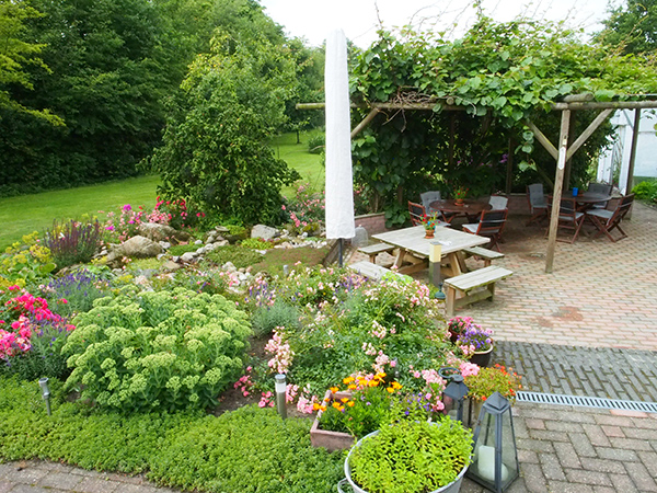Een kijkje in de theetuin, groentetuin en keuken van Siepie de Jong en Franke Kooiker, Leppedijk 9, Nij Beets. Mevrouw De Jong maakt een hele reeks gezonde en zeer smakelijke streekproducten van eigen erf en tientallen soorten origineel gebak, zoals Appelkruimel met walnoten, Finse Trollenkoek, Citroencake, Pompoentaart, Frans Napoleontaart, Australische bananentaart en Zweedse Toscaka. Ook de muntthee komt van eigen tuin. Het stel runt in hun woning ook een bed and breakfast.