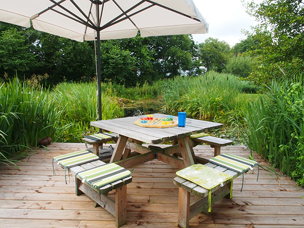 Een kijkje in de theetuin, groentetuin en keuken van Siepie de Jong en Franke Kooiker, Leppedijk 9, Nij Beets. Mevrouw De Jong maakt een hele reeks gezonde en zeer smakelijke streekproducten van eigen erf en tientallen soorten origineel gebak, zoals Appelkruimel met walnoten, Finse Trollenkoek, Citroencake, Pompoentaart, Frans Napoleontaart, Australische bananentaart en Zweedse Toscaka. Ook de muntthee komt van eigen tuin. Het stel runt in hun woning ook een bed and breakfast.