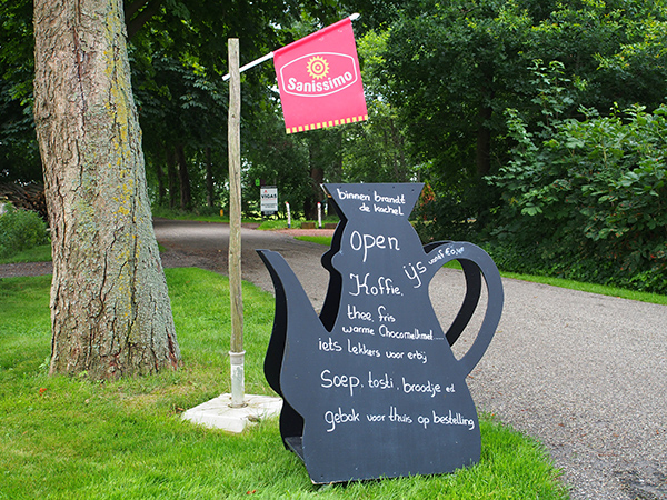 Een kijkje in de theetuin, groentetuin en keuken van Siepie de Jong en Franke Kooiker, Leppedijk 9, Nij Beets. Mevrouw De Jong maakt een hele reeks gezonde en zeer smakelijke streekproducten van eigen erf en tientallen soorten origineel gebak, zoals Appelkruimel met walnoten, Finse Trollenkoek, Citroencake, Pompoentaart, Frans Napoleontaart, Australische bananentaart en Zweedse Toscaka. Ook de muntthee komt van eigen tuin. Het stel runt in hun woning ook een bed and breakfast.