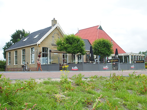 Restaurant It Polderhûs in De Veenhoop ligt direct aan het Polderhoofdkanaal.