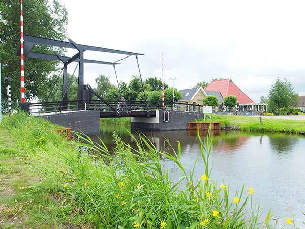 Restaurant It Polderhûs in De Veenhoop ligt direct aan het Polderhoofdkanaal.