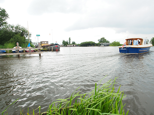 De Veenhoop ligt tussen Grou en Drachten, in een omvangrijk waterrijk natuurgebied.