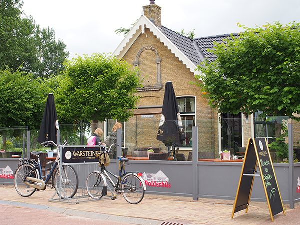 De Veenhoop ligt tussen Grou en Drachten, in een omvangrijk waterrijk natuurgebied.