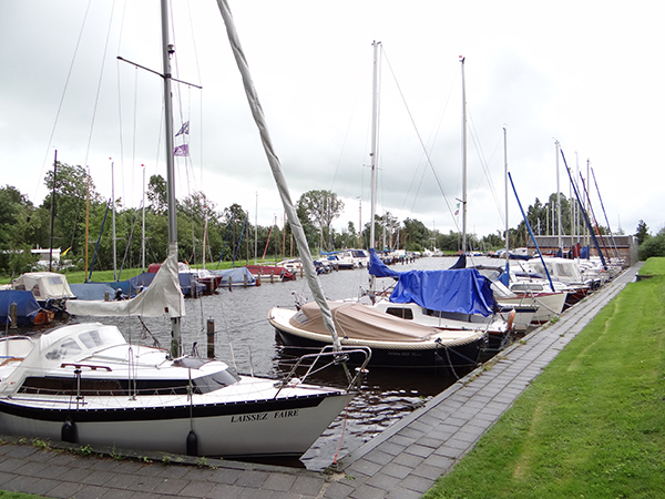 De Veenhoop ligt tussen Grou en Drachten, in een omvangrijk waterrijk natuurgebied.
