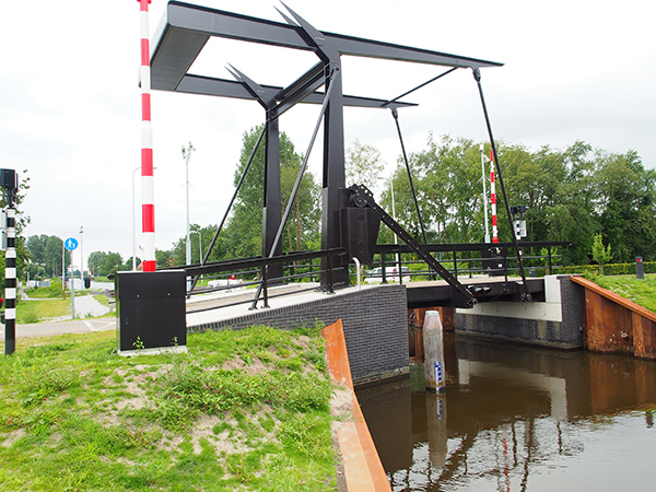 Het nieuwe Polderhoofdkanaal: veel baggerwerk, nieuwe kaden en aanlegplaatsen, tien nieuwe bruggen en twee sluizen (één nieuwe en één ingrijpend gerestaureerde). Fotolocatie: tussen Nij Beets en De Veenhoop.