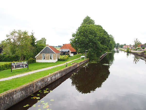 Openlucht-veenmuseum It Damshûs ligt direct aan het Polderhoofdkanaal en trekt nu meer publiek: boottoeristen.