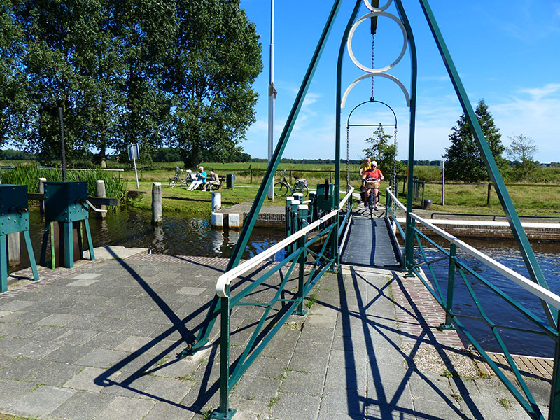 Fietsen langs de vaarroute. Fotografie: Jana Hendriks, Friesland Holland Nieuwsdienst.